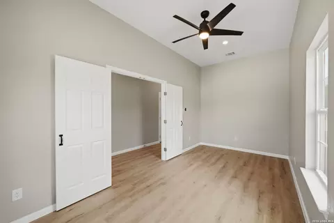 111 County Road 2660, Devine, TX 78016 photo 10