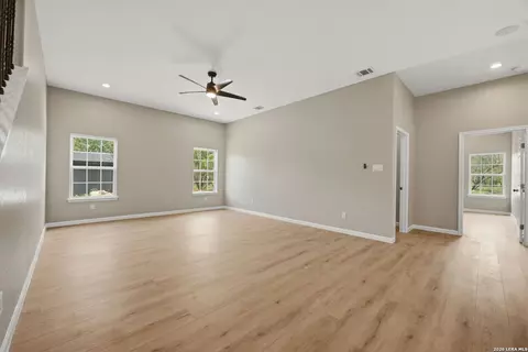 111 County Road 2660, Devine, TX 78016 photo 15