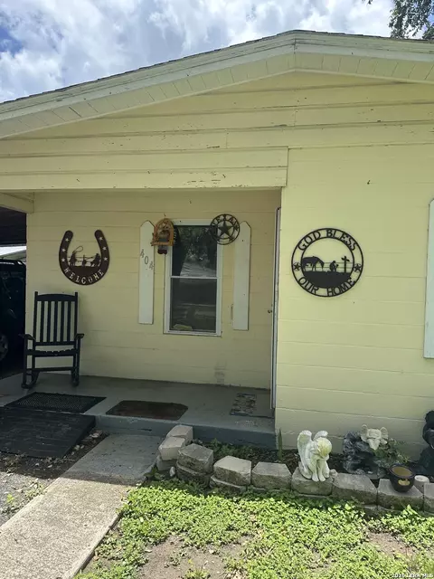 404 Polk St, Sabinal, TX 78881