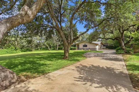 100 Fleetwood Dr, Hollywood Park, TX 78232