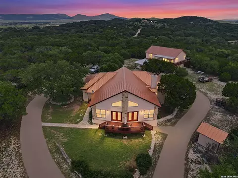 573 Hondo Oaks Dr, Tarpley, TX 78883