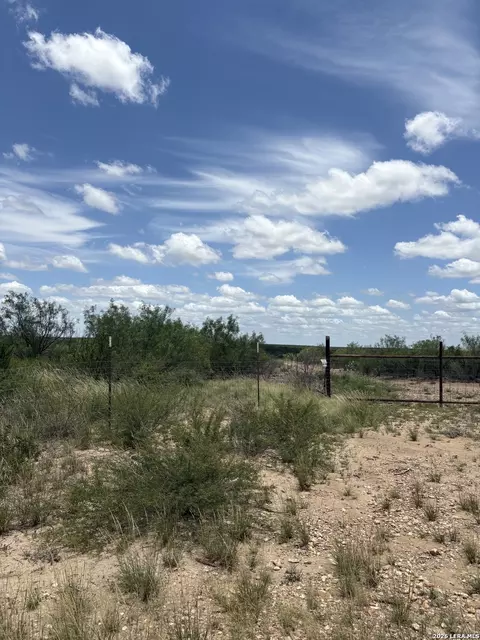 501 Moonlight Trl, Eagle Pass, TX 78852 photo 2