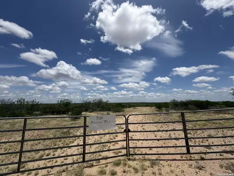 501 Moonlight Trl, Eagle Pass, TX 78852 photo 3