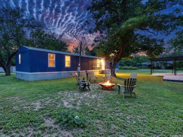 111 W Mahaffey St, Uvalde, TX 78801