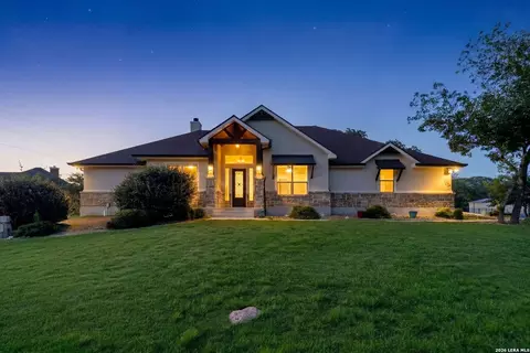 1009 Bluebonnet Ln, Adkins, TX 78101