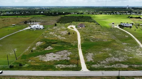 2512 Schwab Rd, Seguin, TX 78155