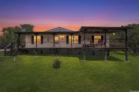 1522 Forest Trail Dr, Bandera, TX 78003