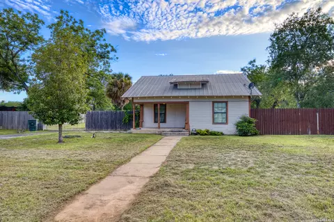 1231 N High St, Uvalde, TX 78801