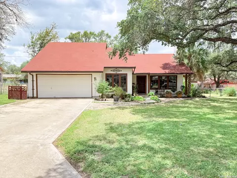 215 Sollock Dr, Devine, TX 78016