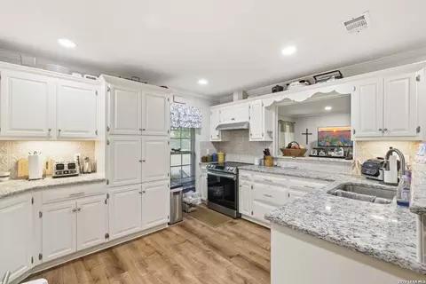 Kitchen - 139 Eickenroht Rd, Ingram, TX 78025 photo 2 of 3