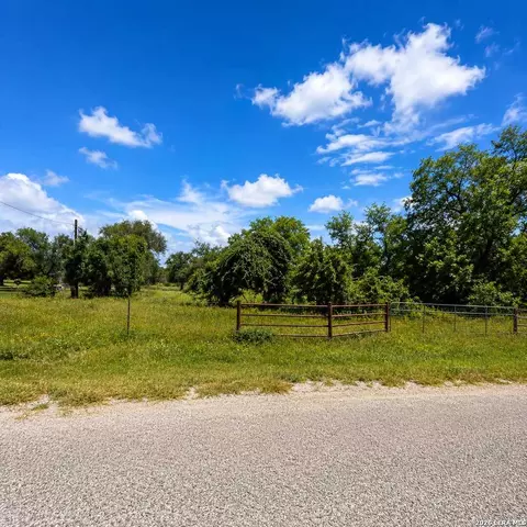 68749 E County Road 6871, Natalia, TX 78059