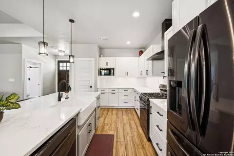 Kitchen - 177 E Short Meadow Dr, Lytle, TX 78052 photo 3 of 7