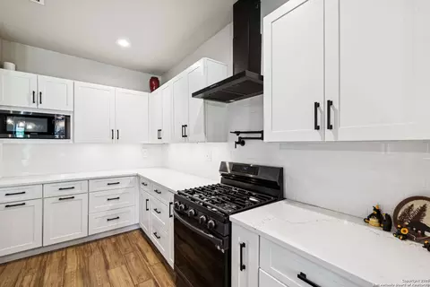 Kitchen - 177 E Short Meadow Dr, Lytle, TX 78052 photo 6 of 7