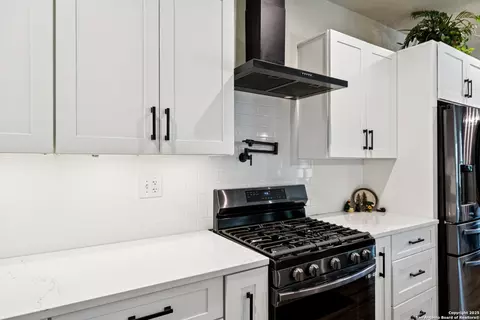 Kitchen - 177 E Short Meadow Dr, Lytle, TX 78052 photo 5 of 7