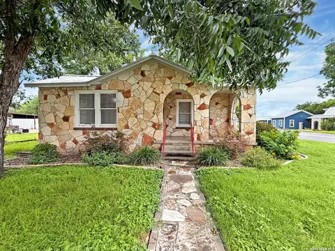 1195 W Coll St, New Braunfels, TX 78130