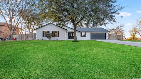 300 Ridge Crest Dr, Seguin, TX 78155