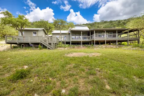 574 N Saddle Mountain Rd, Leakey, TX 78873