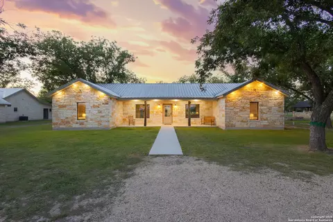 370 Johnny Seibert Ln, Leakey, TX 78873