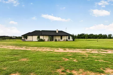 Exterior - 965 County Road 7611, Devine, TX 78016 photo 6 of 8
