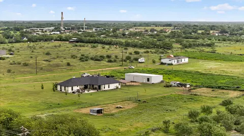 View/Area - 965 County Road 7611, Devine, TX 78016 photo 6 of 17