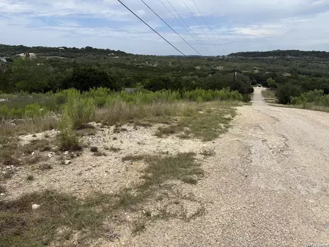 391 Iroquois Trl, Bandera, TX 78003