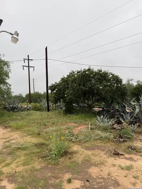 512 Community Rd, Carrizo Springs, TX 78834