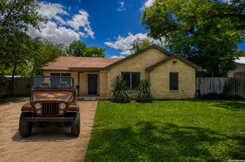 221 N Crisp St, Uvalde, TX 78801