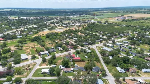 View/Area - 303 Lee Dr, Devine, TX 78016 photo 14 of 17