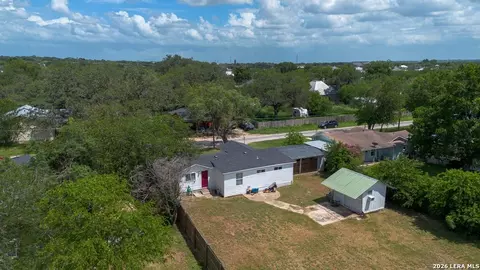 View/Area - 303 Lee Dr, Devine, TX 78016 photo 7 of 17