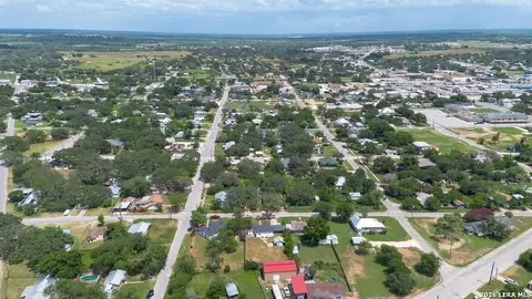 View/Area - 303 Lee Dr, Devine, TX 78016 photo 16 of 17