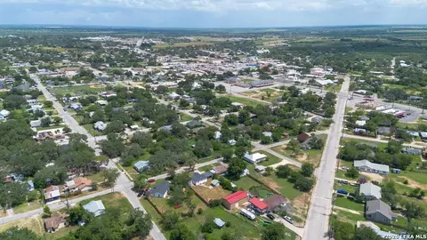 View/Area - 303 Lee Dr, Devine, TX 78016 photo 15 of 17