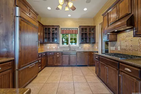 Kitchen - 326 River Valley Rd, Ingram, TX 78025 photo 2 of 5