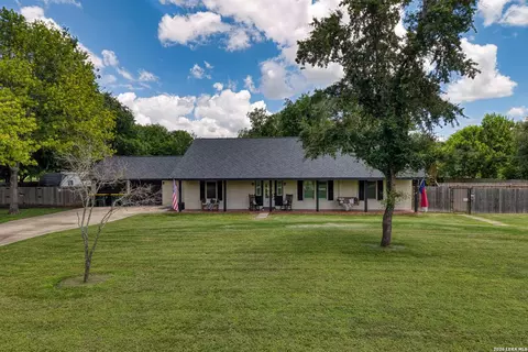 207 Woodlake Dr, Mcqueeney, TX 78123