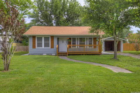 105 E Huebinger, Marion, TX 78124