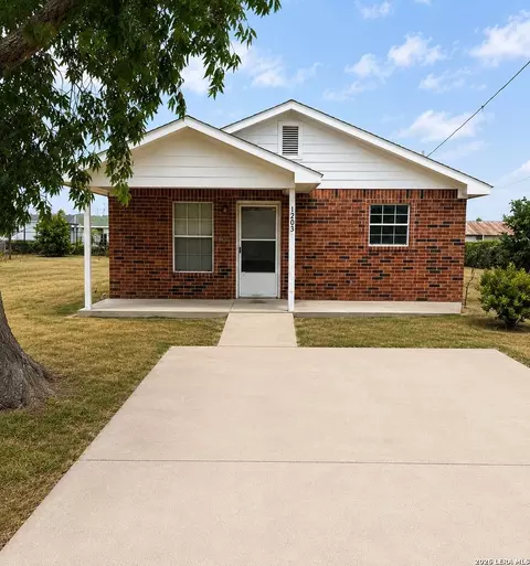 1203 W Houston St, Carrizo Springs, TX 78834
