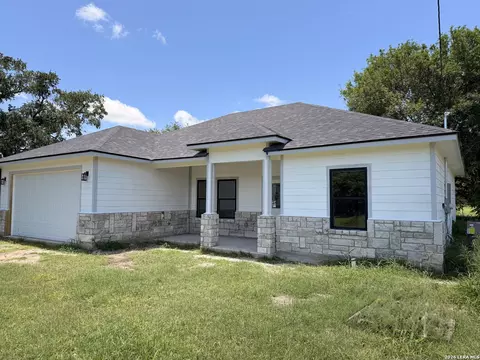 903 E Bowie St, Beeville, TX 78102