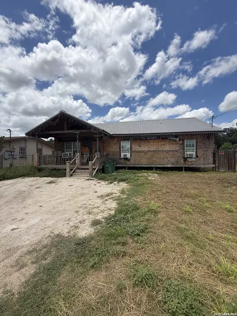 204 W Lake St, Crystal City, TX 78839
