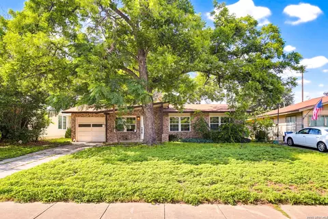 207 Dresden Dr, San Antonio, TX 78213