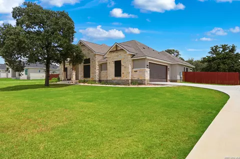 104 Hondo Rdg, La Vernia, TX 78121