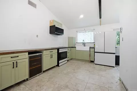 Kitchen - 909 County Road 669, Devine, TX 78016 photo 1 of 2