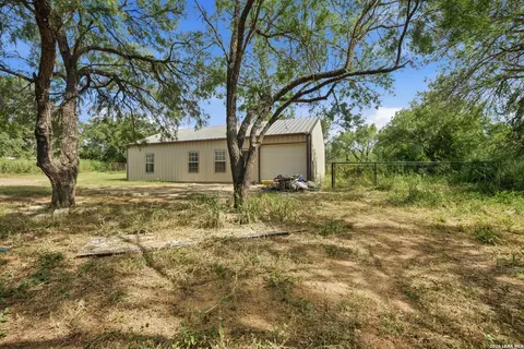 Exterior - 909 County Road 669, Devine, TX 78016 photo 3 of 4