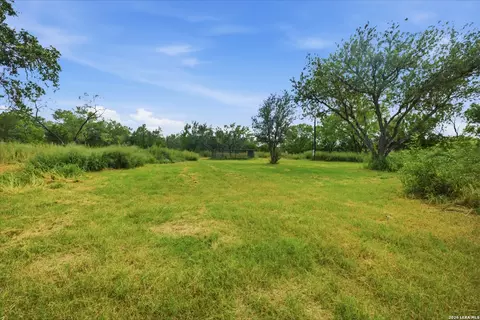 Exterior - 909 County Road 669, Devine, TX 78016 photo 4 of 4