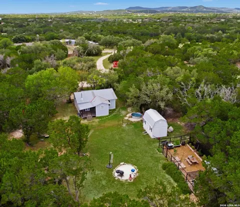 957 Deer Forest Dr, Pipe Creek, TX 78063