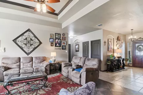 Entry Way - 612 Jack Nickolaus Dr, Devine, TX 78016 photo 4 of 5