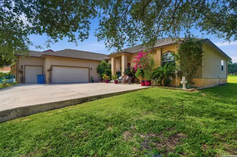Exterior - 612 Jack Nickolaus Dr, Devine, TX 78016 photo 2 of 7