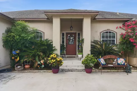 Exterior - 612 Jack Nickolaus Dr, Devine, TX 78016 photo 7 of 7