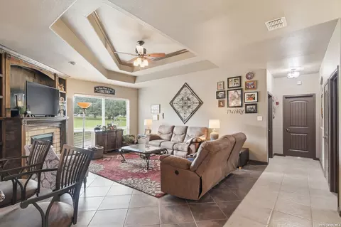 Entry Way - 612 Jack Nickolaus Dr, Devine, TX 78016 photo 3 of 5