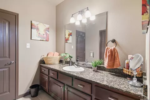 Bath - 612 Jack Nickolaus Dr, Devine, TX 78016 photo 1 of 4