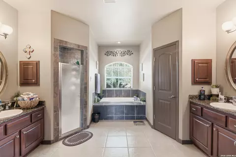 Bath - 612 Jack Nickolaus Dr, Devine, TX 78016 photo 3 of 4