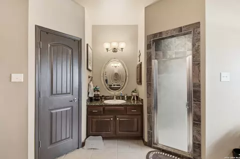 Bath - 612 Jack Nickolaus Dr, Devine, TX 78016 photo 4 of 4